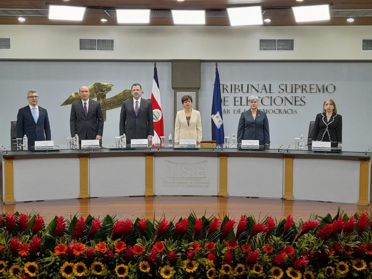 TSE entrega credenciales a Rodrigo Chaves y a futuros vicepresidentes