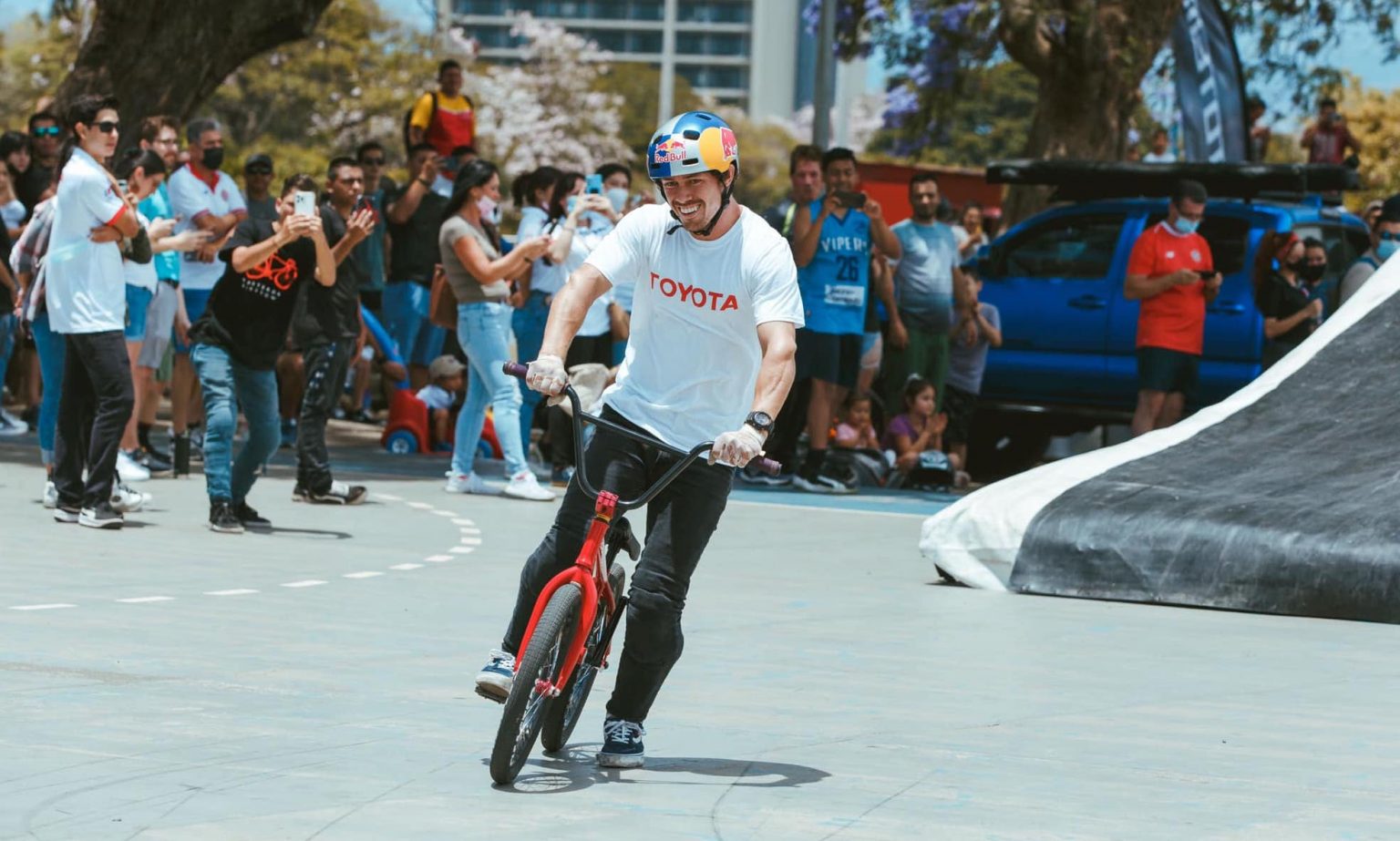Imagen principal del artículo: Kenneth Tencio se convierte en el primer latino que realiza con éxito el truco Double Flair