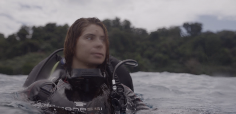 Costarricense recibe galardón internacional por su lucha por la defensa de los tiburones