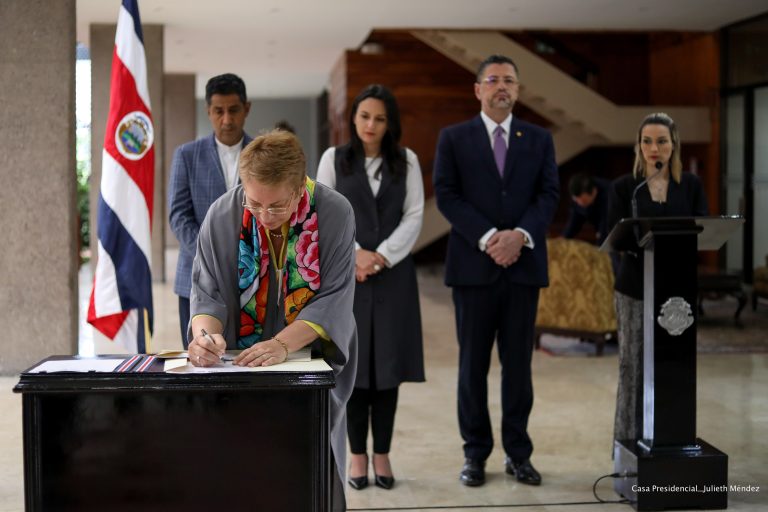 Gobierno acuerda sobrepago para cancelar salarios de educadores afectados por cibertaques