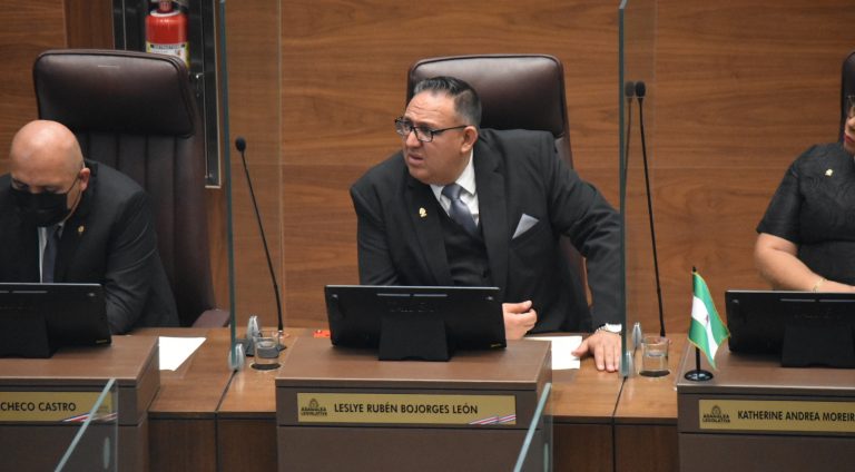 Fiscalía investiga a cinco altos mandos por vínculos con empresario autobusero en caso "Madre Patria"