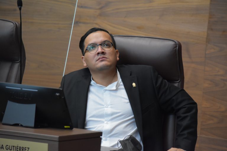 Jefe del Frente Amplio llama "asesinos" a diputados oficialistas por bloquear proyecto sobre médicos especialistas