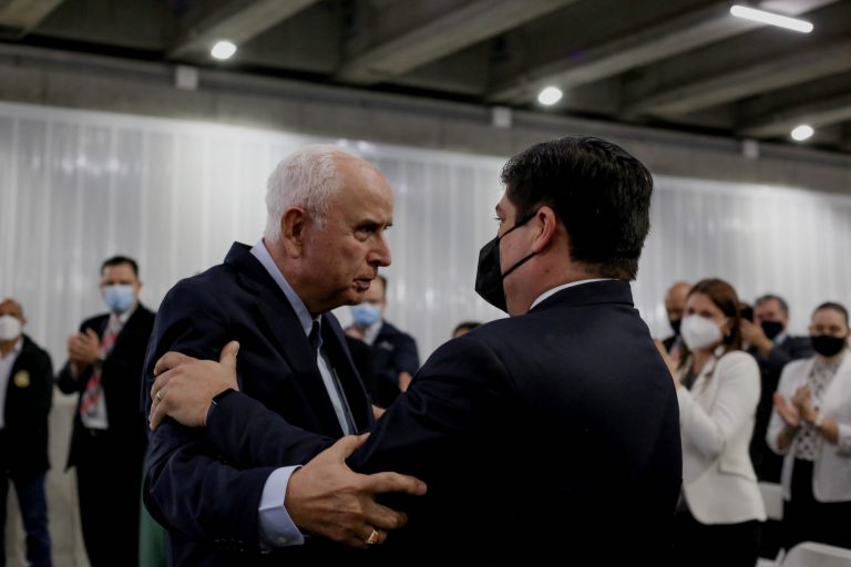 Alvarado destaca inversión en infraestructura durante su gobierno, pero sin mencionar escándalos de corrupción