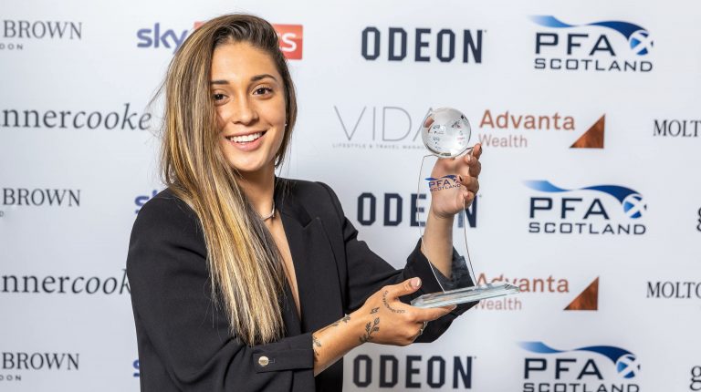 La futbolista costarricense Priscila Chinchilla fue elegida jugadora del año en Escocia
