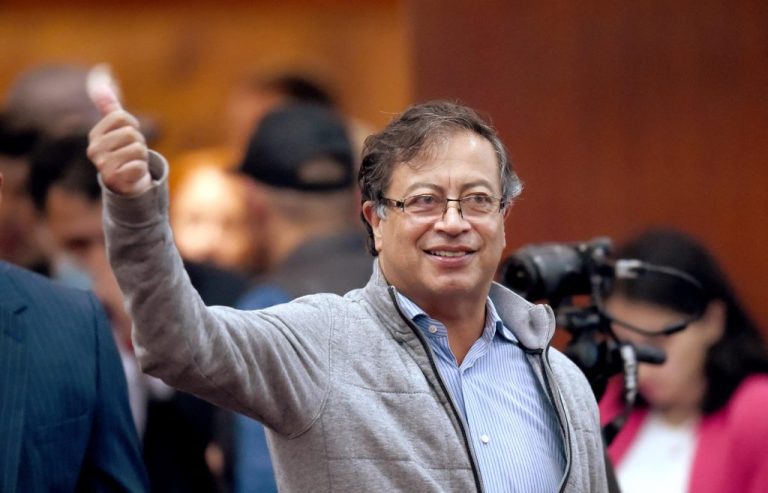 Gustavo Petro presenta reforma tributaria para aumentar impuestos a combustibles, juegos de azar e iglesias