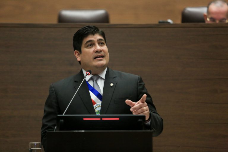 Carlos Alvarado recibe reconocimiento de National Geographic por protección de los Océanos