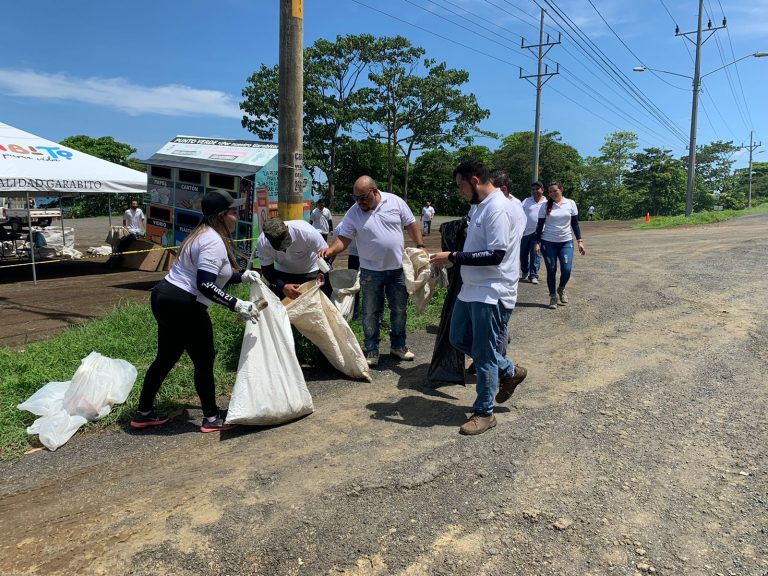 Voluntarios recogen 230 kilos de basura de playa Roca Loca en Jacó