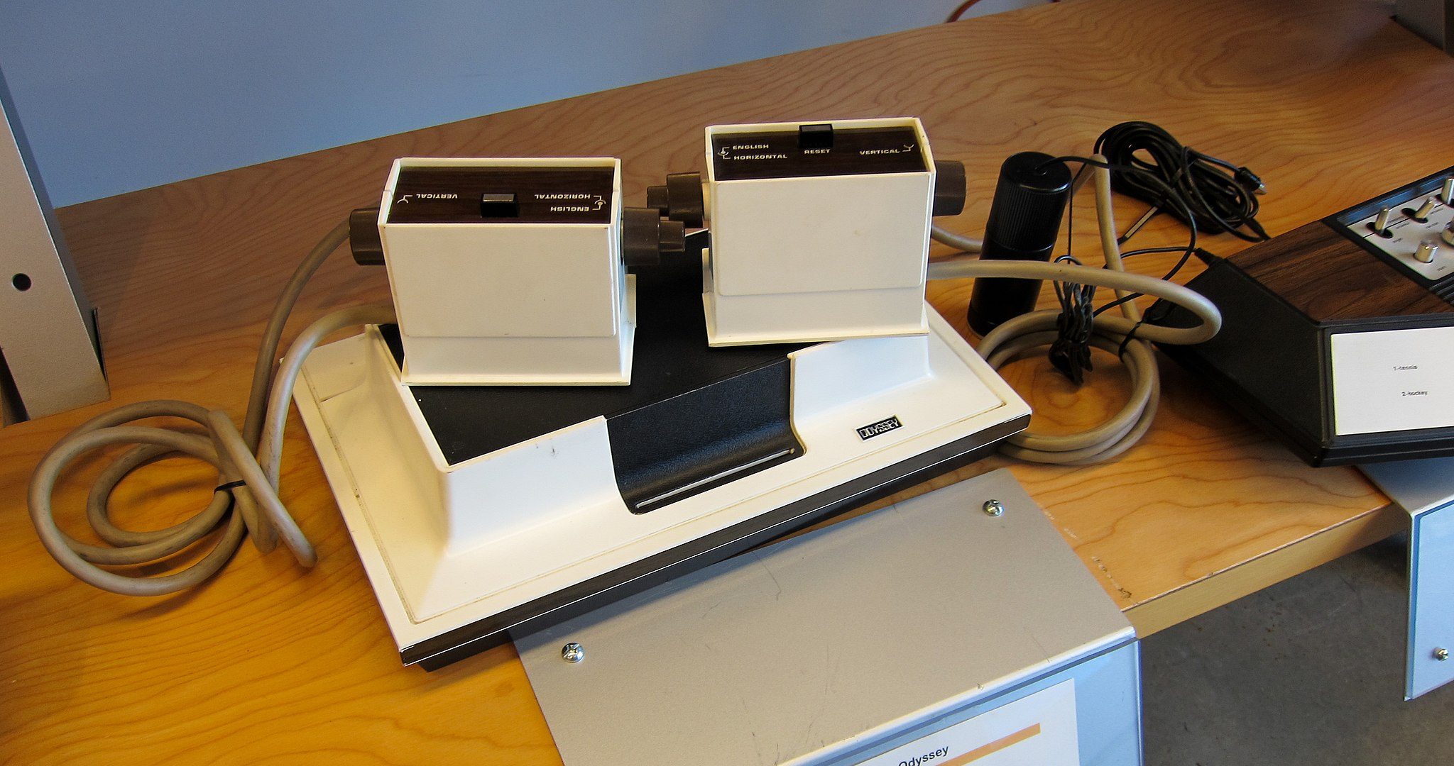 Imagen principal del artículo: La primera videoconsola comercializada masivamente en la historia: Magnavox Odyssey