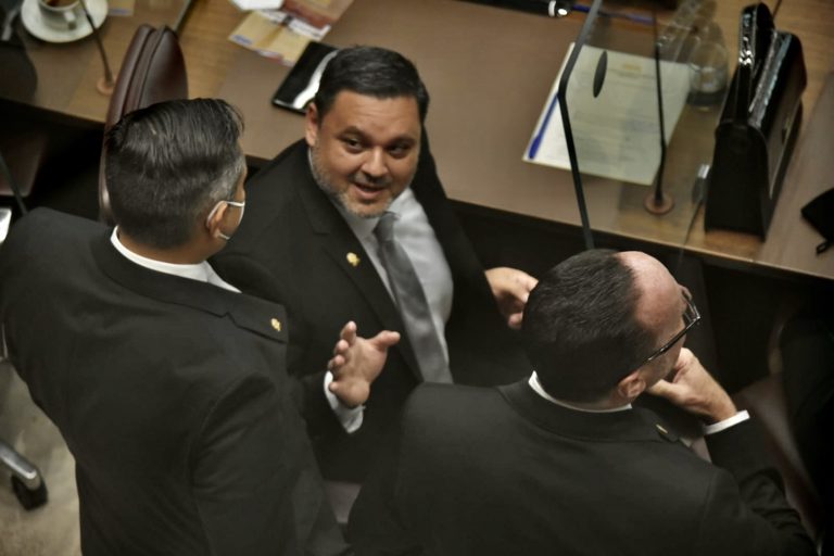 Tras perder media bancada, PLP propone que fracciones no pierdan derechos si sus congresistas se declaran independientes