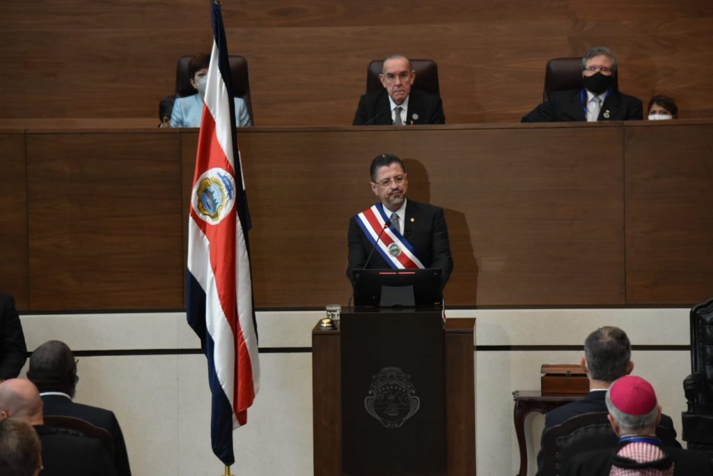 Rodrigo Chaves Robles jura como el presidente número 49 de la República