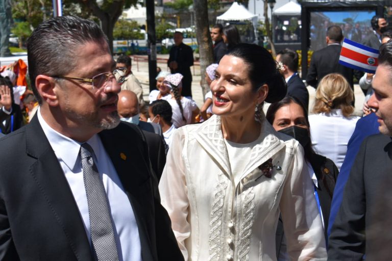 De la banca a la media cancha: un nuevo rol para las primeras damas