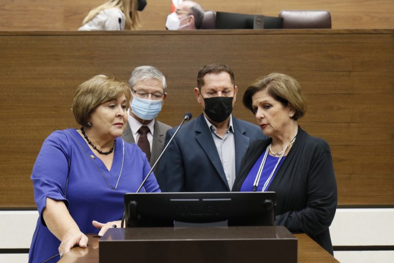 Oposición califica de "omiso" y "alejado de la realidad" discurso de Alvarado en primer día destinado a su análisis