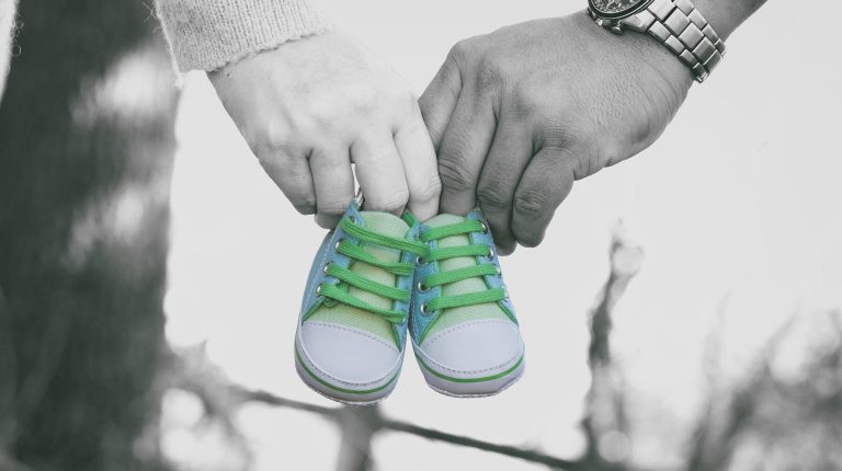 Nueva ley para ampliar derechos a licencias de maternidad y paternidad