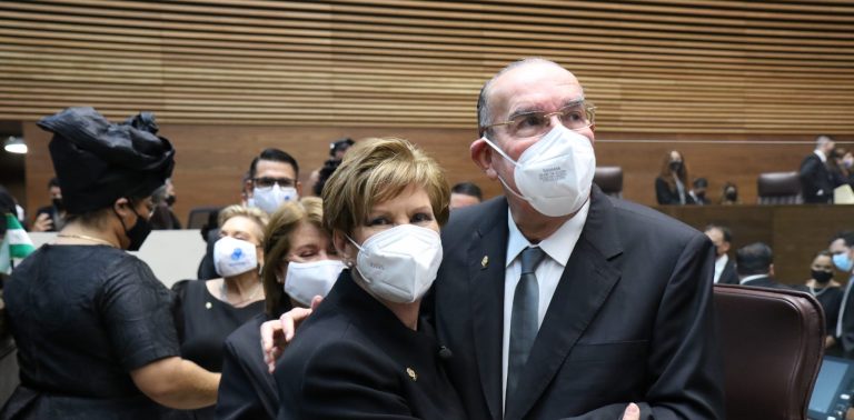 40 congresistas de oposición y 1 oficialista piden a Presidencia convocar ley para contener precio de los combustibles