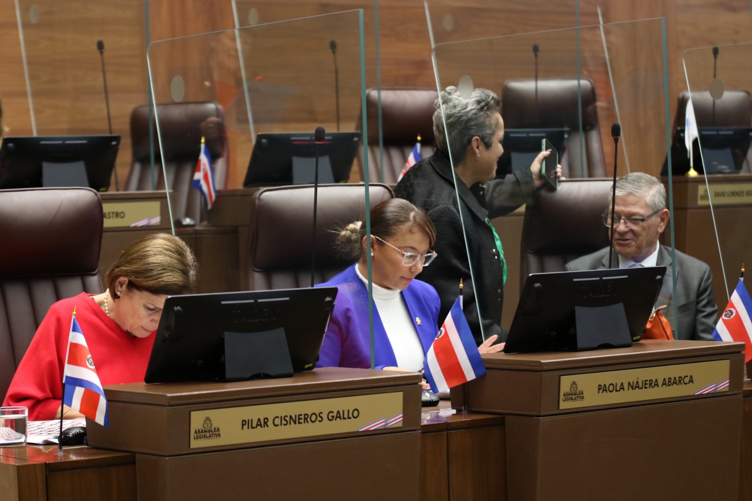Imagen principal del artículo: Congreso investigará financiamiento de campaña de Chaves