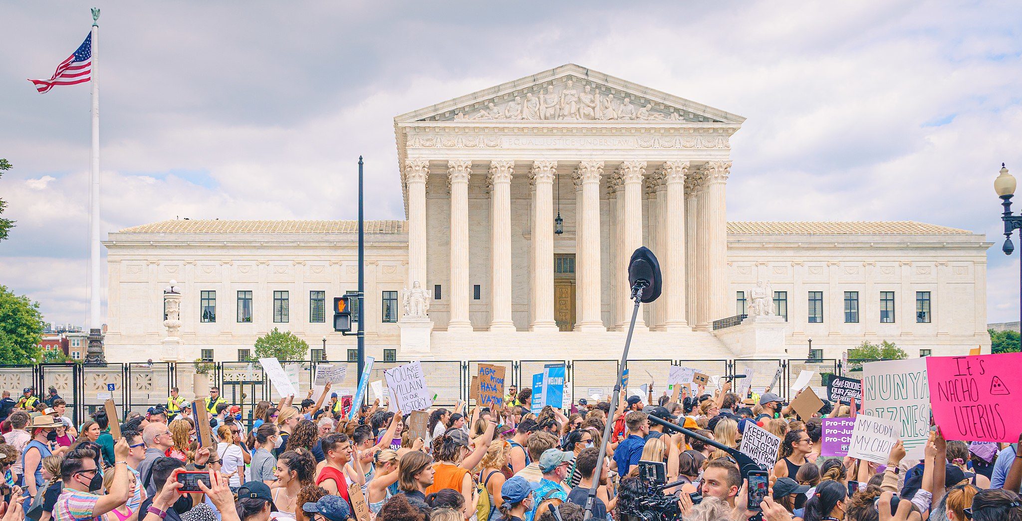 Imagen principal del artículo: La decisión sobre Roe v. Wade tiene implicaciones directas para mujeres y niñas en EE. UU. y en todo el mundo