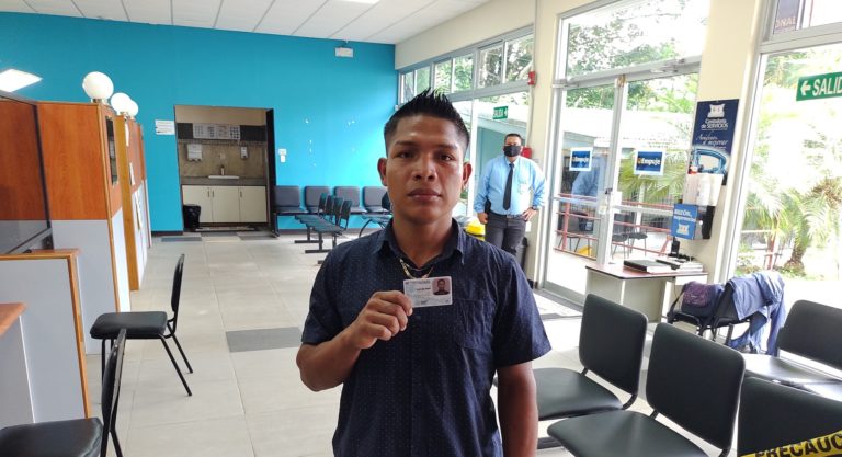 Miembros del pueblo indígena ngäbes-buglés reciben primeras cédulas de identidad costarricense