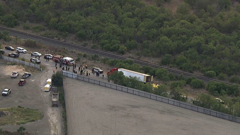 Hallan 50 personas migrantes muertas por asfixia en el interior de un camión en Texas