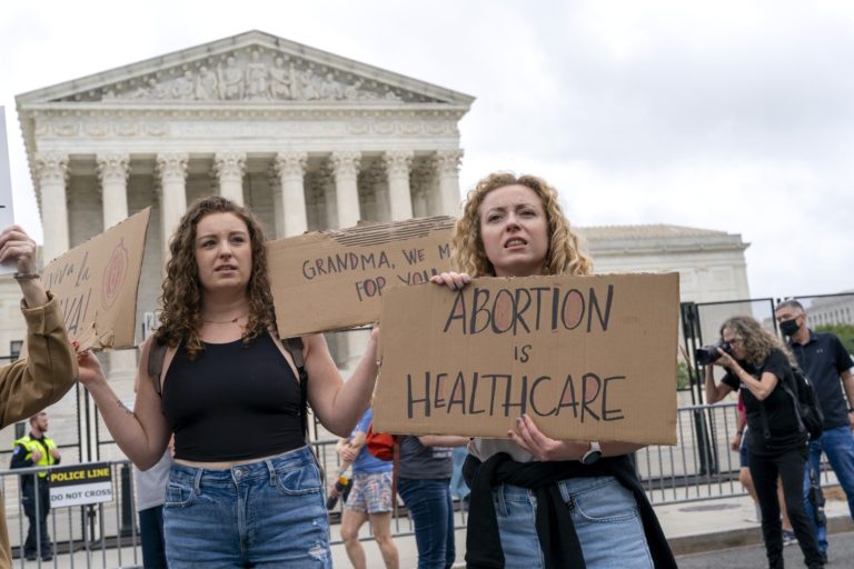 Aumentan las acusaciones penales contra mujeres por delitos relacionados con el embarazo tras el fin de Roe vs. Wade