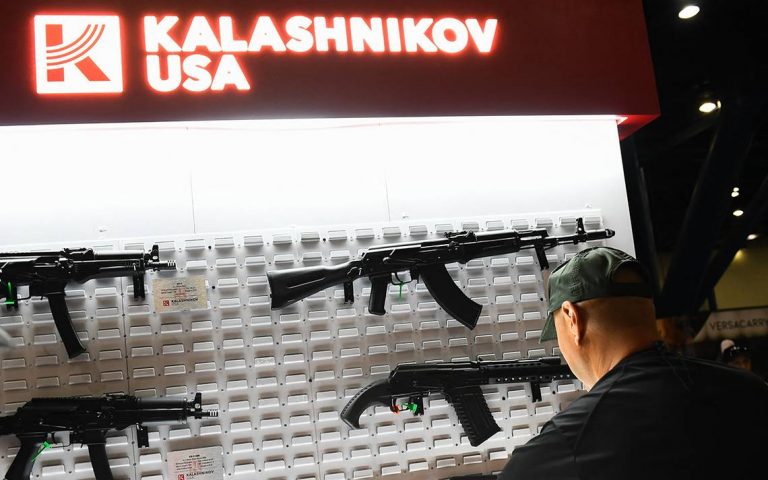 Nueva York eleva edad mínima para adquirir armas a 21 años luego de recientes tiroteos en EE.UU.