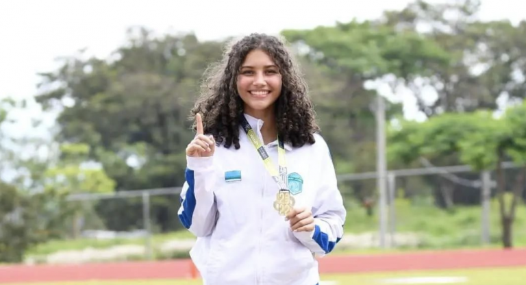 Promesa del atletismo costarricense Vielka Arias volvió a imponer un nuevo récord nacional