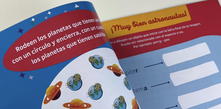 Presentan libro infantil con actividades divertidas para menores y abuelos