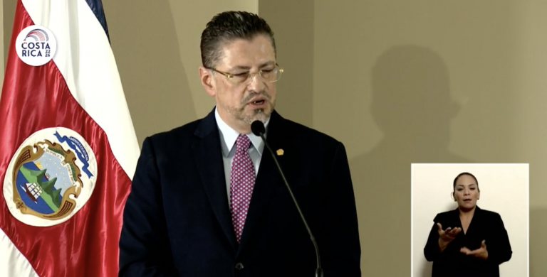 Chaves niega conflicto de intereses en prórroga de concesión de Puerto Caldera