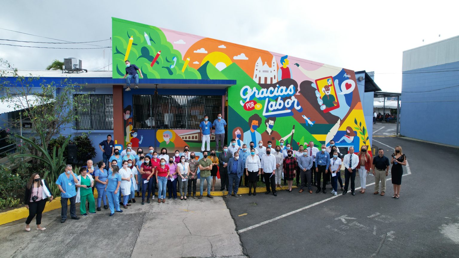 Imagen principal del artículo: Hospital de Alajuela recibe mural como homenaje por su labor ante la COVID-19