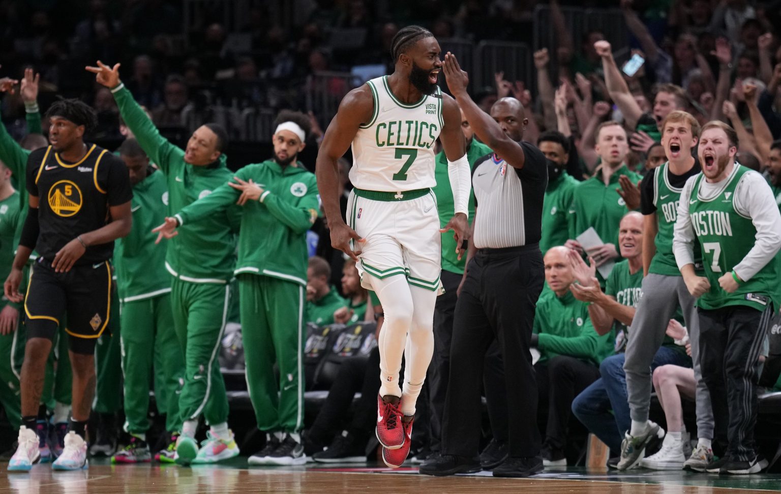 Imagen principal del artículo: Boston Celtics se adelantan en la serie al ganar el tercer juego de las finales de NBA