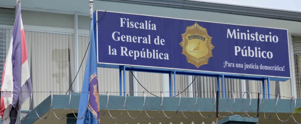 Fiscalía detiene a tres funcionarios judiciales de Pococí por presunta colaboración con grupo narco