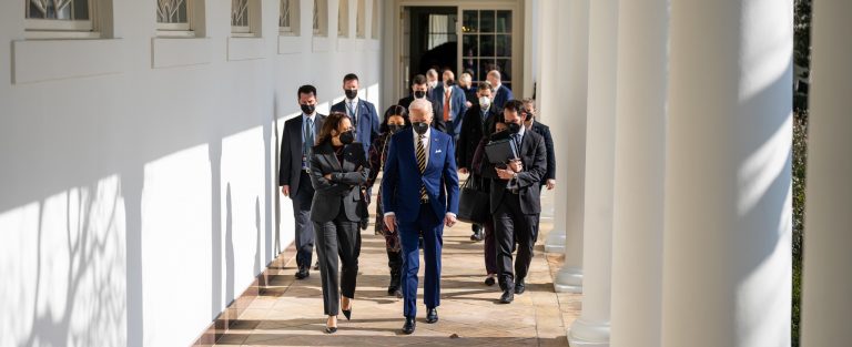 Precio del petróleo lleva a Biden de gira por el Golfo