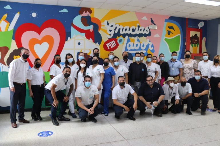Coopenae dona mural a hospital de Liberia como homenaje por su atención a la pandemia