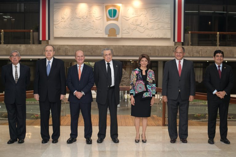 Expresidentes de Costa Rica piden a comunidad internacional "no precipitarse emitiendo juicios a partir de versiones tendenciosas sobre nuestras autoridades electorales"