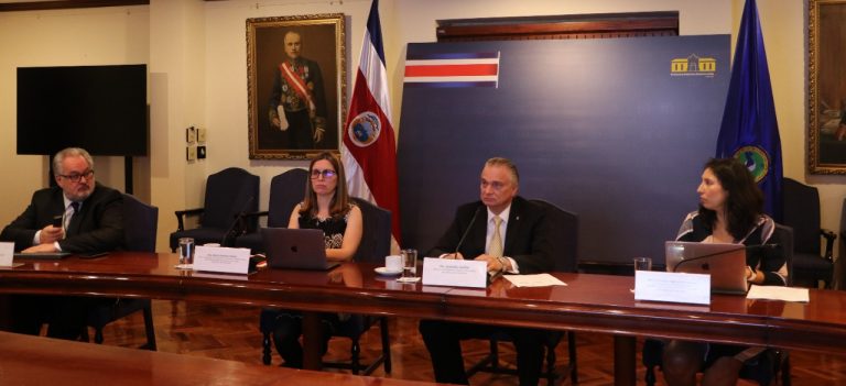 Jornada tranquila, excepto para la Cancillería