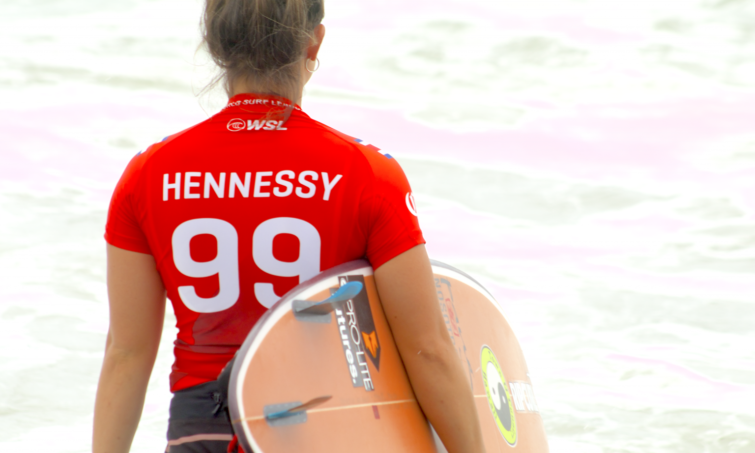 Imagen principal del artículo: Leyendas del surf mundial se deshacen en elogios hacia Brisa Hennessy: "Puede ser campeona mundial muy pronto"
