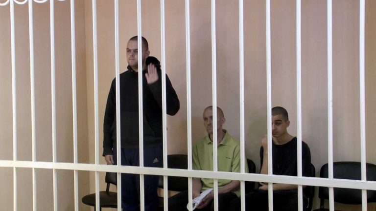 Tribunal separatista prorruso en Ucrania condena a muerte a tres combatientes extranjeros