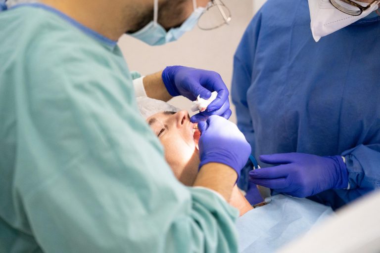 Participación de los técnicos en asistencia dental en tratamientos odontológicos en la boca del paciente: aspectos legales y casos prácticos en Costa Rica