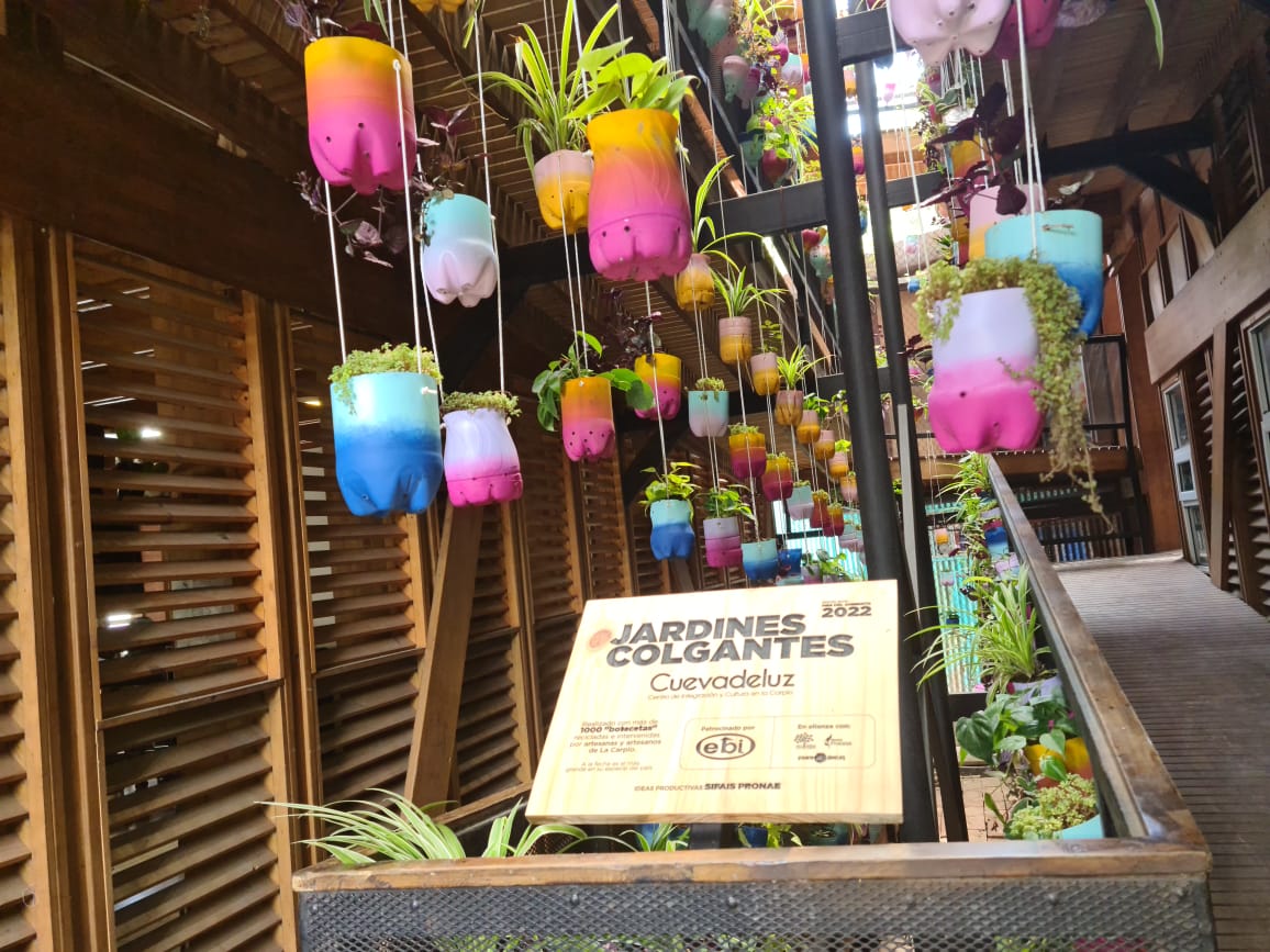 Imagen principal del artículo: La Carpio se llena de color: abren jardín colgante hecho con material reciclable