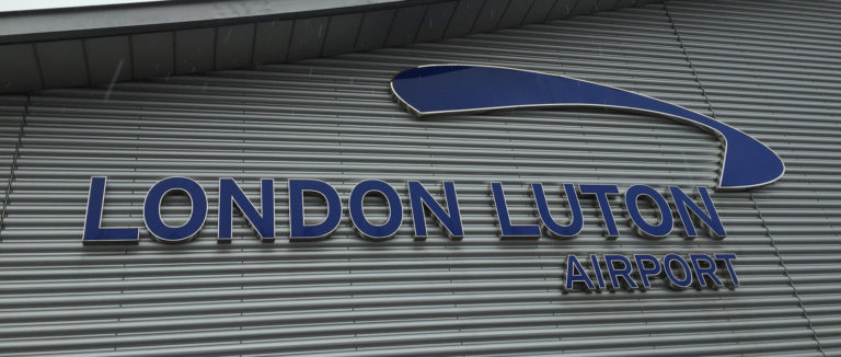 Reino Unido suspende los vuelos en el aeropuerto de Luton después de que el calor levantase la pista