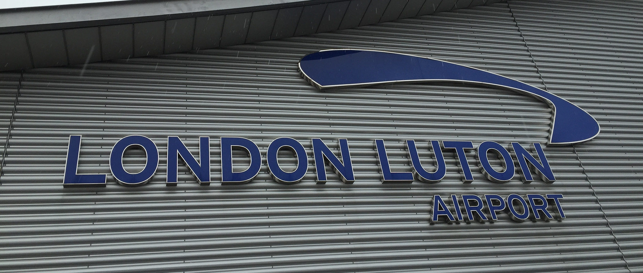 Imagen principal del artículo: Reino Unido suspende los vuelos en el aeropuerto de Luton después de que el calor levantase la pista
