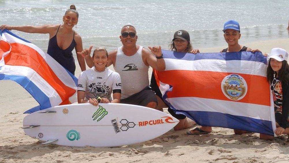 Imagen principal del artículo: Acompañada por una barra de ticos, Leilani McGonagle superó a la surfista #6 del mundo en el US Open