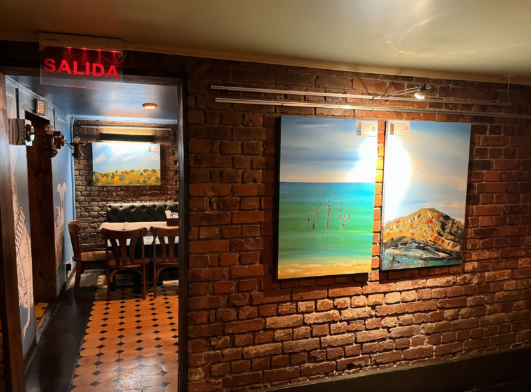 Pinturas de artista costarricense regresan a exposición en Costa Rica tras presentarse en Polonia