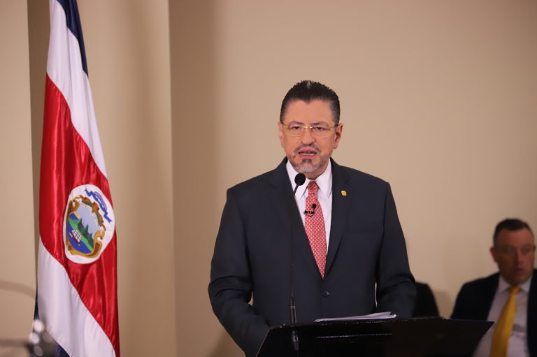 Médicos especialistas rechazan que se les use como motivo para no aumentar salario a policías