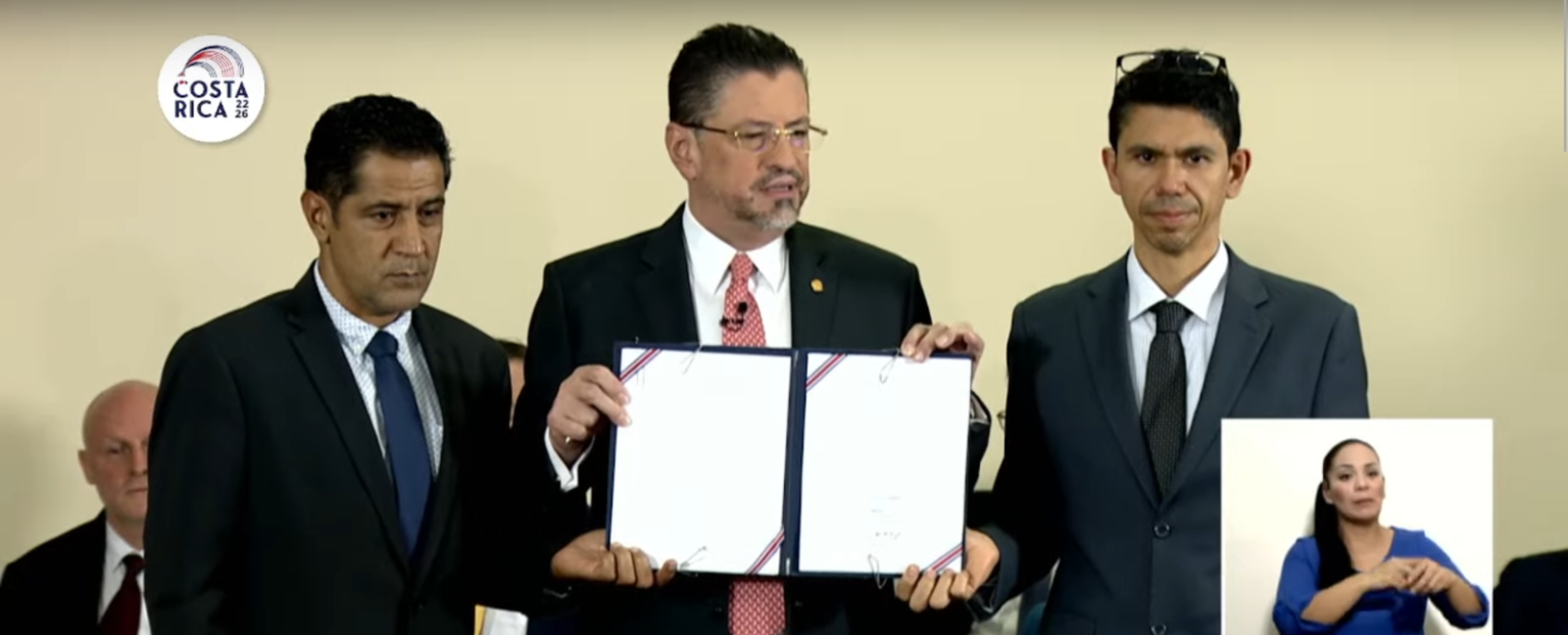 Imagen principal del artículo: Gobierno firma decreto para asegurar revisión técnica de vehículos importados