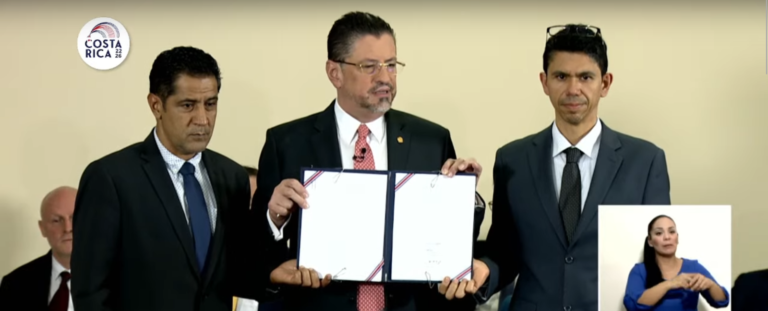 Gobierno firma decreto para asegurar revisión técnica de vehículos importados