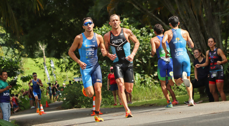 Incansable Leo Chacón vuelve a ganar la categoría élite en una copa nacional de triatlón