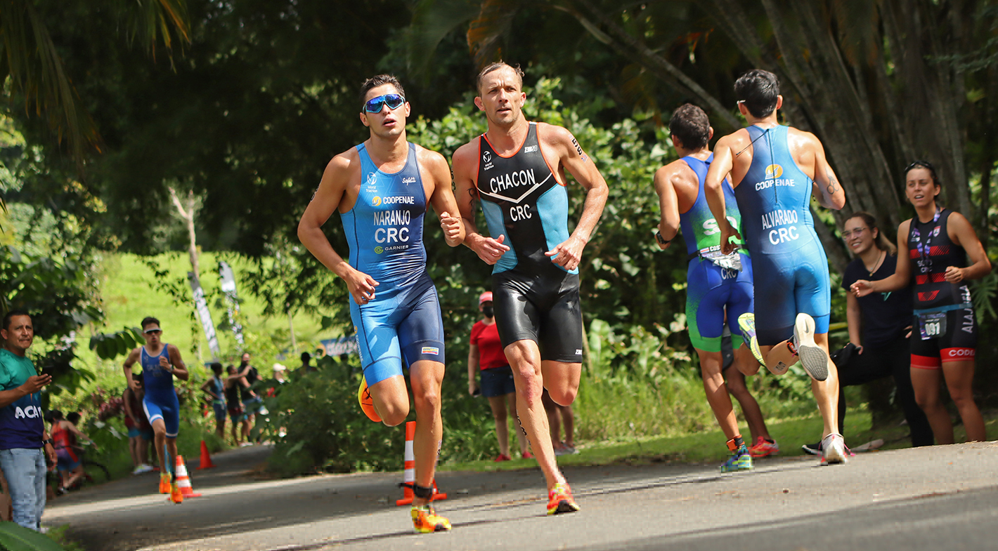 Imagen principal del artículo: Incansable Leo Chacón vuelve a ganar la categoría élite en una copa nacional de triatlón