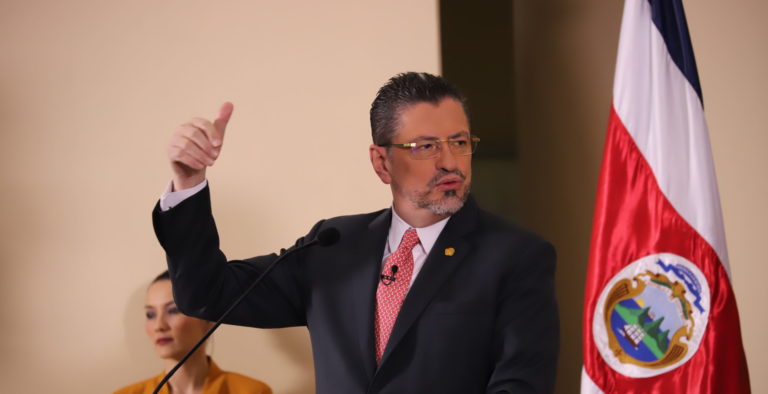 Acosta y Chaves enfrentados por regla fiscal