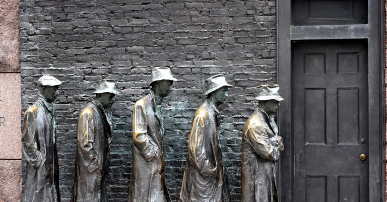 Una gran caída de la ocupación laboral mientras la pobreza disminuye