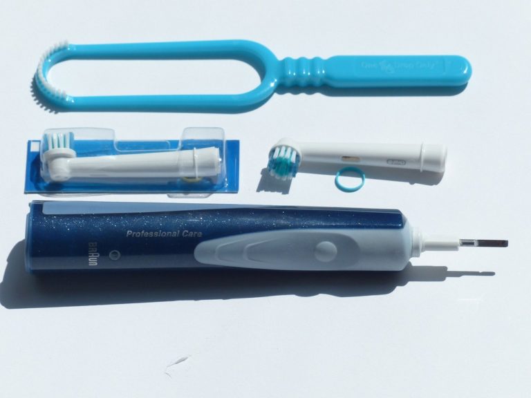 Los cepillos eléctricos y su beneficio real en la higiene oral de la población